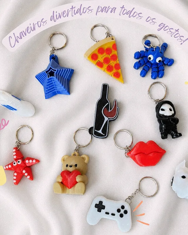 Vários chaveiros coloridos: estrela, pizza, polvo, ursinho, controle de videogame e boca