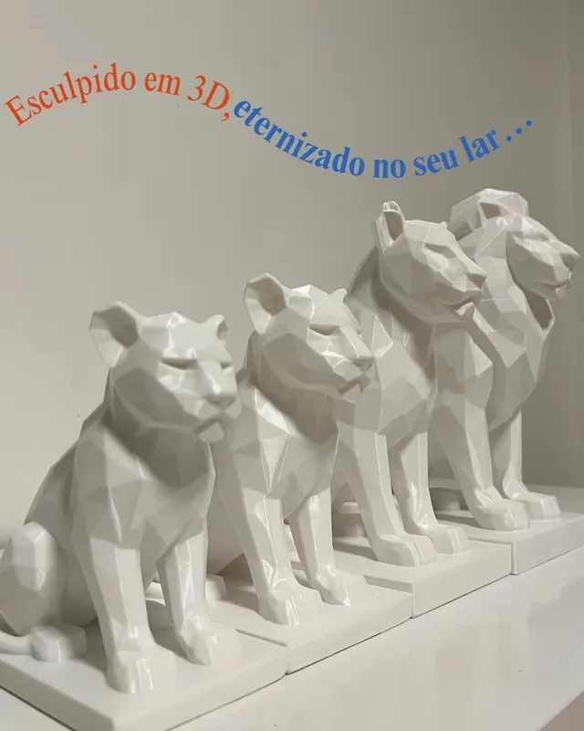 Escultura branca de uma família de leões em estilo geométrico