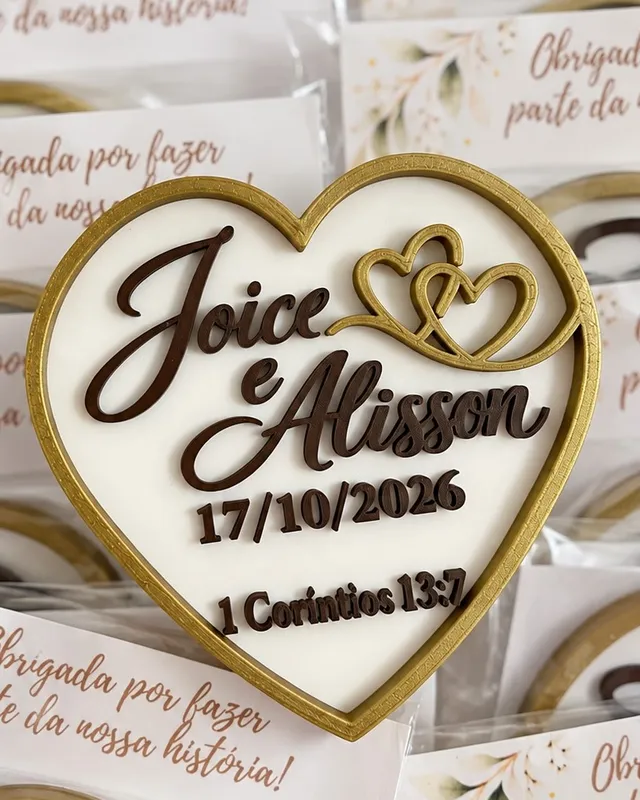 Lembrança de casamento em formato de coração com os nomes Joice e Alisson e a data 17/10/2026